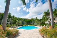 Impressively Designed and Decorated 3rd-Floor Space Overlooking Pool in Coco - piscine