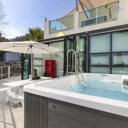 LIM Sea Side Poolvilla Pension