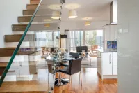 Tailored Stays - Cambridge City Duplex Apartments - Balkon