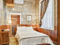 Inn at the Old Jail Hotels near Buddy Deuterive Park
