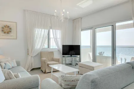 Phaedrus Living: Beach Front Flat Kyma