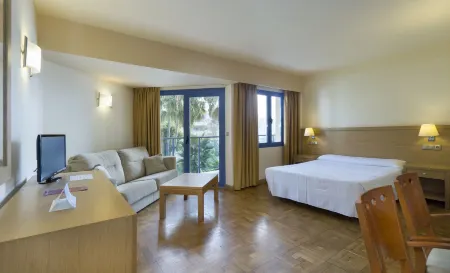 Apartamentos MS Pepita Отели рядом с достопримечательностью «Памятник Коломаресу»