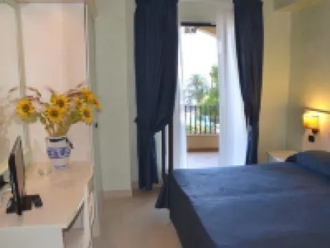 Kalos Hotel Hotele w: Giardini Naxos