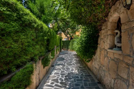 Apollonia Hotel Apartments Отели рядом с достопримечательностью «Царские гробницы»