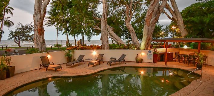Marlin Waters Beachfront Apartments Hotele w: Palm Cove