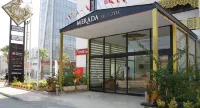 Merada 套房飯店和水療中心 Hz. Mikdat （Mugdat） Mosque附近的飯店