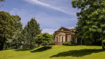 De Courceys Manor Suites & Cottages Отели в г. Gwaelod-y-garth