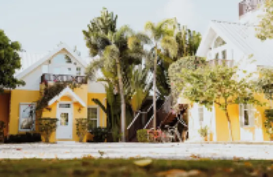 Shangri-La Bed & Breakfast Hotels near Camana Bay