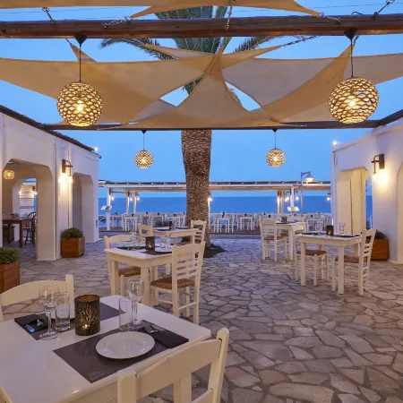 Hotel Sunshine Отели рядом с достопримечательностью «Черный пляж»