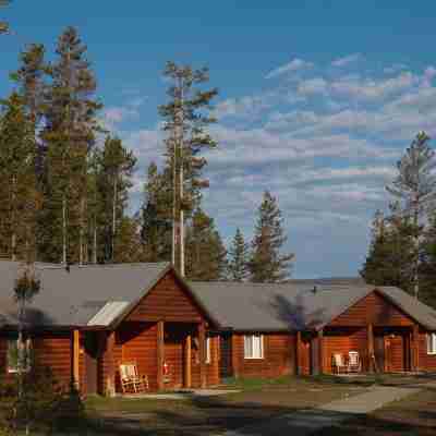 Headwaters Lodge & Cabins at Flagg Ranch Hotel Exterior