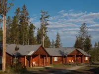 Headwaters Lodge & Cabins at Flagg Ranch Hotels near Jackson Lake Dam