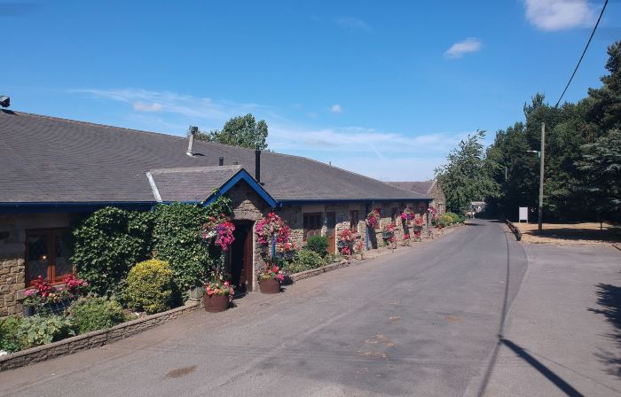 Bowes Incline Hotel