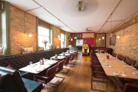 Crown Hotel Отели в г. Касл Байтам