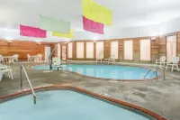 Days Inn by Wyndham Marquette - Pools