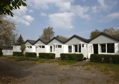 Kirsebærkroen - the Inn Between Hotels near Svinø badestrand