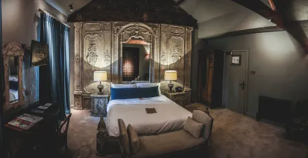 Le Petit Chateau & William de Percy