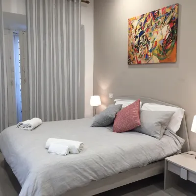 B&B Bovio Square XIV Các khách sạn gần Bến thuyền Stazione Marittima