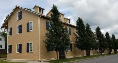 The Railroad Inn فنادق في كوبرزتاون
