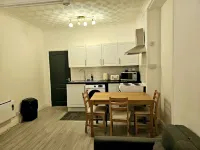 Cosy 1 Bedroom Flat Near Bridgend Town Centre Hotels near St David's Church