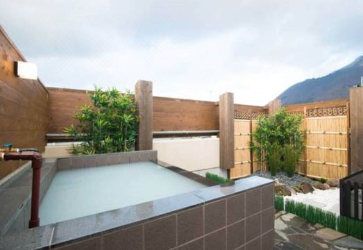 에타비아 유후인에키마에 온천