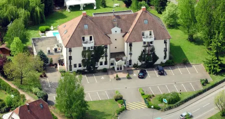 Les Jardins d'Adalric Отели в г. Банфельд