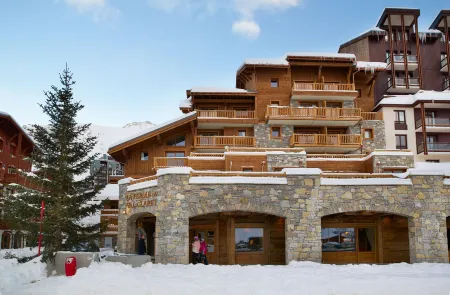 CGH Résidences & Spas la Ferme du Val Claret Отели рядом с достопримечательностью «Precision Ski»