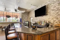 Clarion Inn & Suites Central Clearwater Beach - bar