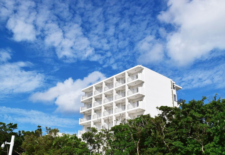 모토부의 숙소 발코니에서 바라본 바다