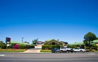 Starlight Motor Inn - parking