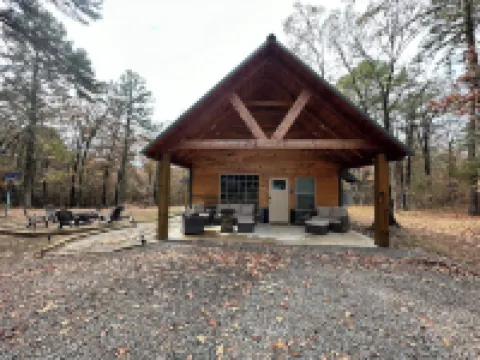 Cozy 3-bedroom cabin on Petit Jean Mountain with AC, WiFi