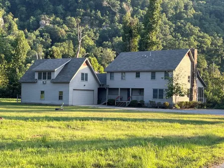 Spacious family home on the banks of the Little Red River in Heber Springs AR. Отели в г. Cleburne County