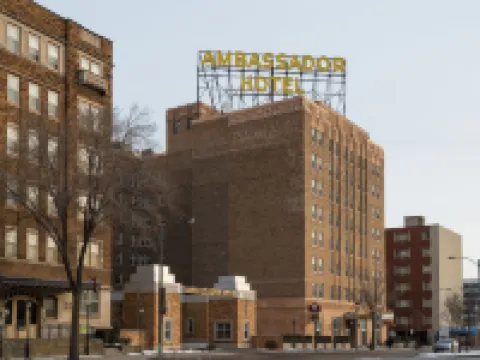 โรงแรมแอมบาสซาเดอร์ มิลวอกี - เทรดมาร์คคอลเลกชัน บาย วินด์แฮม โรงแรมในมิลวอกี