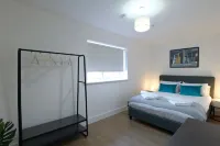 Luxury Manchester Apartment - Blue