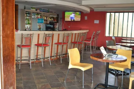 Olerai Hotel Отели в г. Olooloitikosh