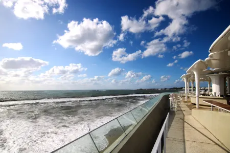 Phaedrus Living: Seaside Modern Flat Limnaria 123 Отели рядом с достопримечательностью «Крепость города Пафос»