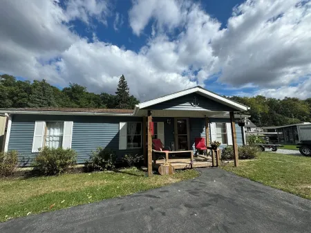 Lakeside Cozy Cottage - w Fishing Dock, Relaxing Lake Freeman, close to Purdue Отели в г. Кэрролл