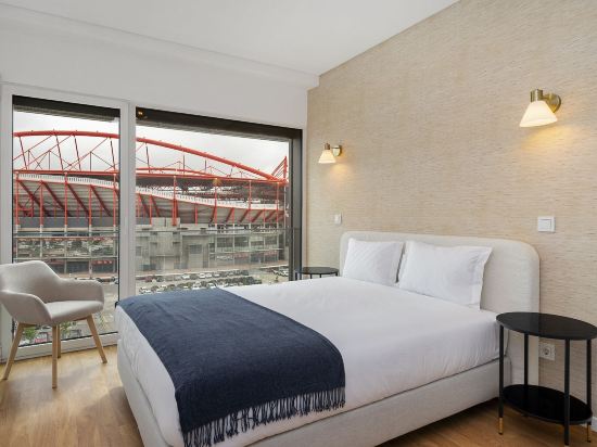 WHome Urban Retreat w/Parking, Elevator & AC by Benfica Stadium