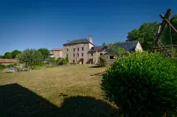 Le Petit Château du Villard  (103941425) Hôtels à : Loubaresse