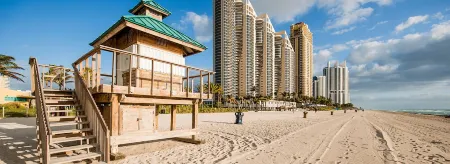 Miami North Beach Отели рядом с достопримечательностью «Ancient Spanish Monastery»