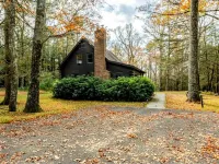 Private, Modern, Pet-Friendly Log Cabin Getaway on 6 Acres, Ξενοδοχεία στην πόλη Marbletown