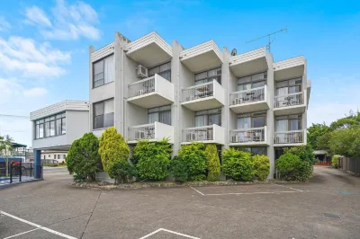 East Port Motor Inn Hotels near Tacking Point Lighthouse