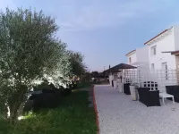 波西西度假屋 - 泳池綠洲花園魅力 Priniatikos Pyrgos附近的飯店