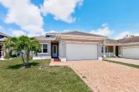 Sunny abode with a patio, adult bikes, washer/dryer, and AC - snowbird friendly