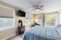 Munjoy Hill hideaway with fireplace & AC - walk to dining & Eastern Promenade