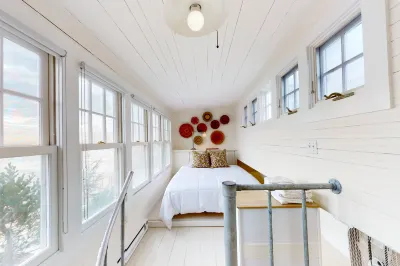 Renovated beachfront condo on Cape Cod Bay with deck & gorgeous views