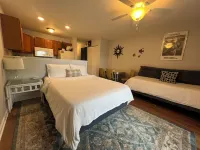 Rock & Roll Hideaway: Music-themed condo next to beach and bay with linens