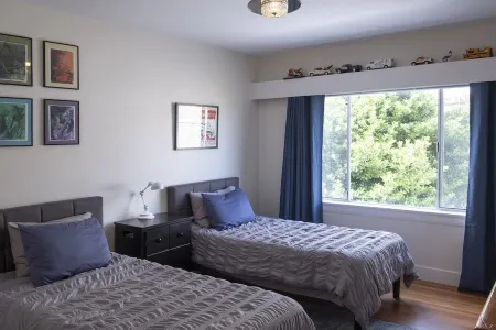 Sunny 1920s Gem – Free Parking, No Chores! Отели рядом с достопримечательностью «Дэвидсон, Маунт»