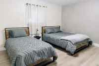 Entire home w/ BEAUTIFUL Backyard in Sugarcreek, Ohio Hotels in Sugarcreek