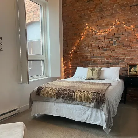 Downtown Loft Apartment with High Ceilings - Location Location Location
