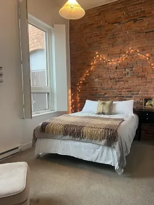 Downtown Loft Apartment with High Ceilings - Location Location Location - 3-Star